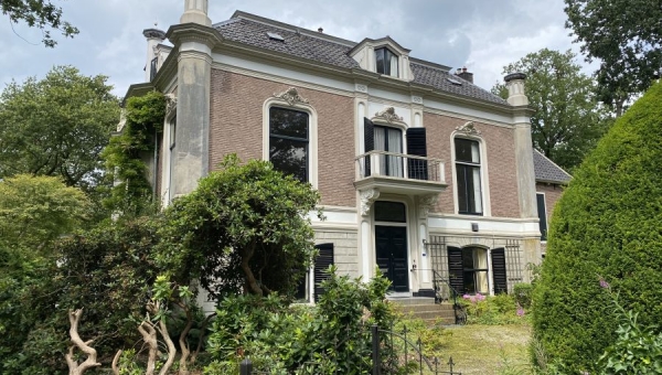 Vorstelijk uitzicht vanuit Villa Jacoba